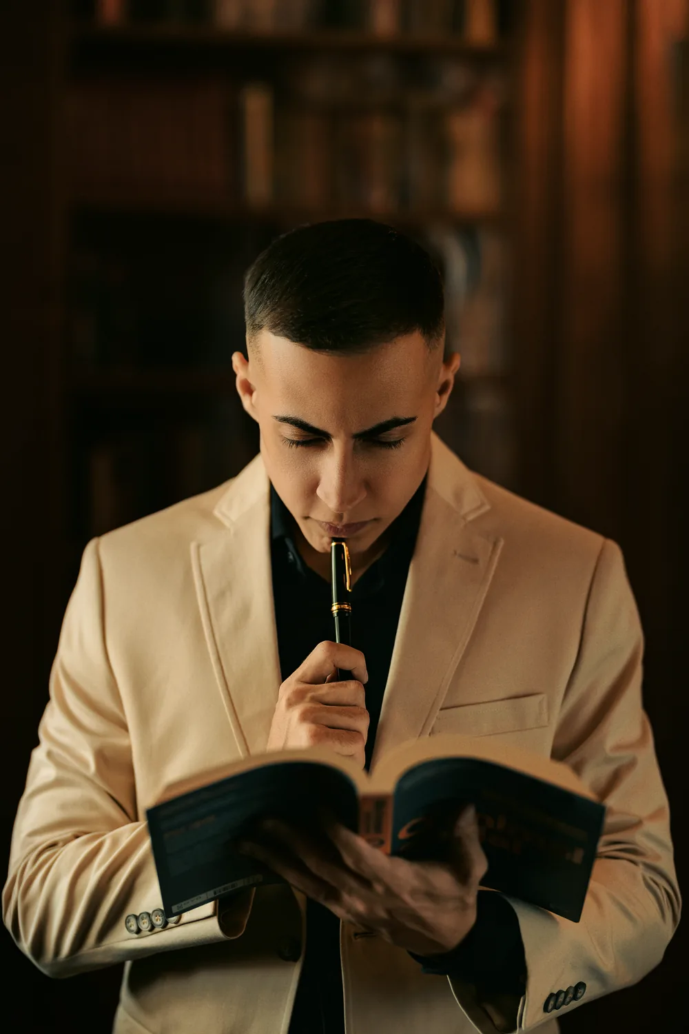 Gustavo Gambit lendo o livro Maestria Social